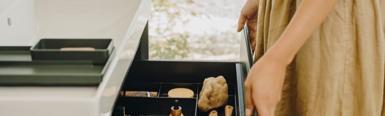 Skuff på baderomsmøbel